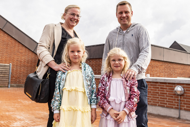 Tvillingerne Sigga (tv.) og Lucca med deres mor og far, Franciska og Mathis Madsen. Foto: Frederikssund Kommune, Kenneth Jensen.