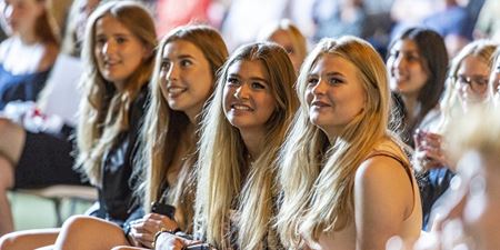 Smil og glæde i ansigterne på afgangselever. Foto: Frederikssund Kommune, Kenneth Jensen.