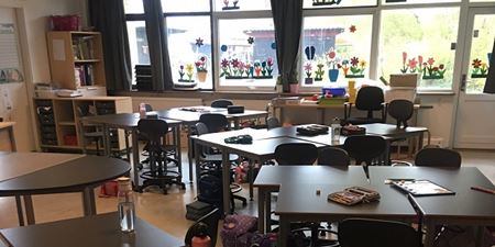 Nye borde og stole i klasserne på Fjordlandsskolen. Foto: Frederikssund Kommune.