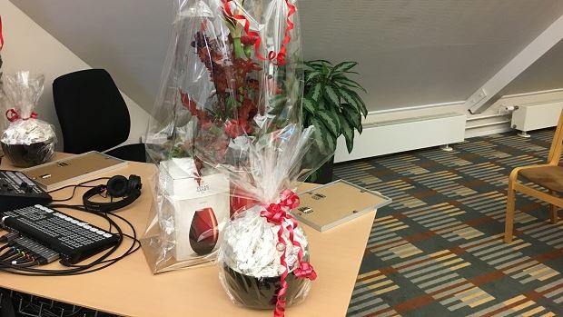 Blomster i vase og en skål fyldt med bolsjer, var noget af det, vinderne af Handicapprisen 2020 og 2021 fik overrakt. Derudover fik de et diplom. Foto: Frederikssund Kommune.