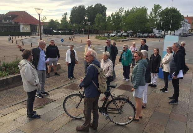 Efter picnicen på Bløden var der rundtur i byen med chefkonsulent Anker Riis, der fortalte om projektet og besvarede spørgsmål undervejs. Foto: Frederikssund Kommune.