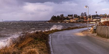 Strandvej i Frederikssund med vandet piskende ind over. Foto: Kenneth Jensen.