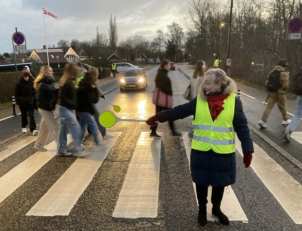 Borgmester Tina Tving Stauning (A) stod skolepatrulje på Selsøvej i Skibby. Foto: Frederikssund Kommune.