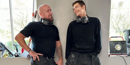 En ung med sin håndværkermester. Foto: Ungeløftet
