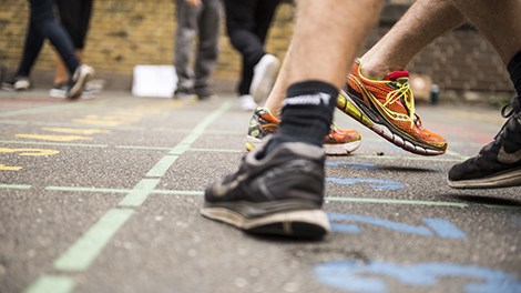 Fødder i skolegård. Foto: Kenneth jensen
