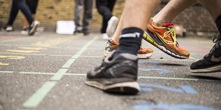 Fødder i skolegård. Foto: Kenneth jensen