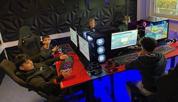 Unge spiller computerspil i ungdomsklubben. Foto: Frederikssund Kommune.