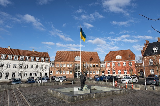 Ukrainsk flag hejst foran Frederikssund Rådhus. Foto: Frederikssund Kommune, Kenneth Jensen.