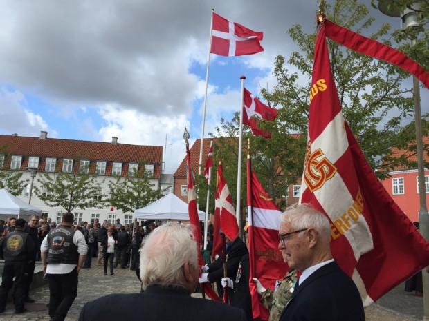 Traditionen tro var fanebærerne på plads på Torvet i Frederikssund til Flagdagen. Foto: Frederikssund Kommune.