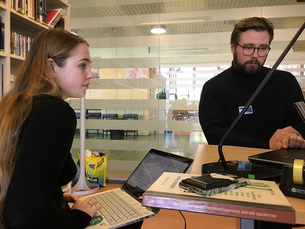 Mikkel Kræmer Storm hjælper Anna Hasfeldt Sørensen. Foto: Frederikssund Kommune.