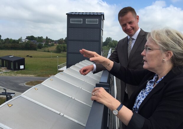 Borgmester Tina Tving Stauning (A) i samtale med transportminister Thomas Danielsen (V) på Vinge Station. Foto Frederikssund Kommune.