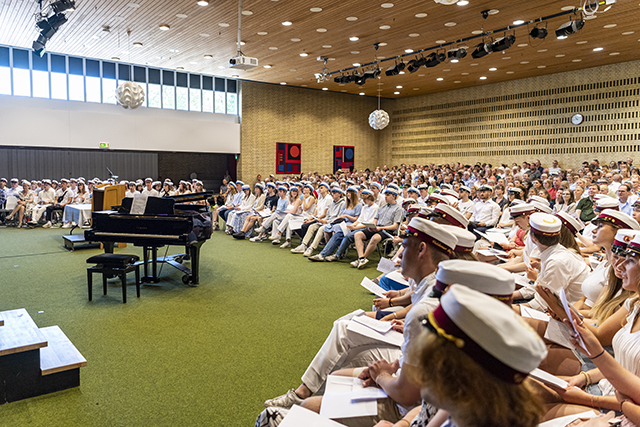 Kig ud over festsalen på Frederikssund Gymnasium. Foto: Kenneth Jensen, Frederikssund Kommune.