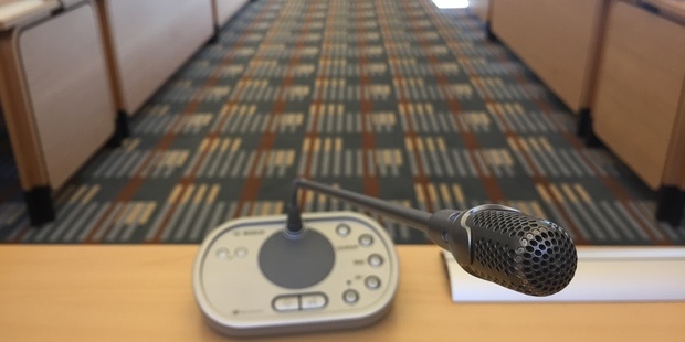 Mikrofon i byrådssalen. Foto: Frederikssund Kommune.