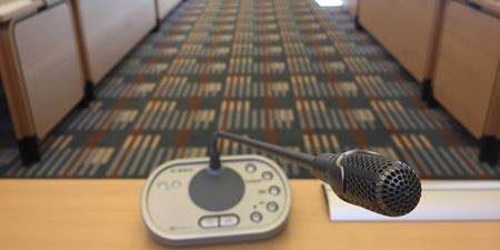 Mikrofon i byrådssalen. Foto: Frederikssund Kommune.