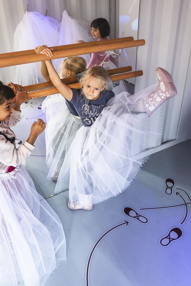Piger i balletskørter ved et stort spejl. Foto: Det Kongelige Teater, Camilla Winther