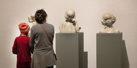 Gæster ser på skulpturer på Willumsens Museum. Foto: Elisabeth Tuxen