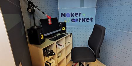 Podcastrum med mikrofoner, computer, og andet optageudstyr. Foto: Frederikssund Gymnasium.