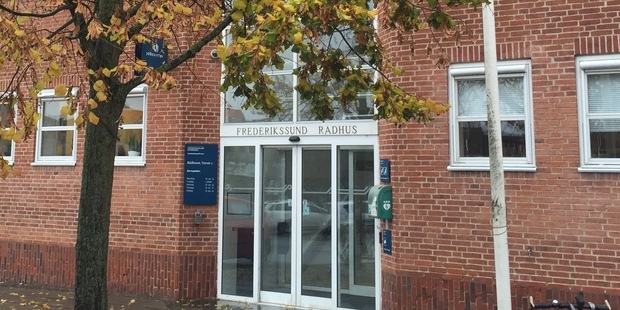 Indgangspartiet på Frederikssund Rådhus. Foto: Frederikssund Kommune.