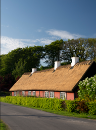 Foto af længehus i bindingsværk og med stråtag