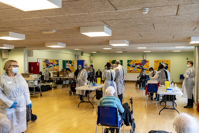 Trængsel i vaccinationsrummer i Frederikssund Hallens dansesal. Foto: Kenneth Jensen, Frederikssund Kommune.