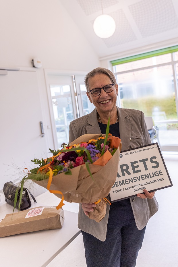 Bodil Jensen med blomster og diplom for Årets demensvenlige aktivitet. Foto: Frederikssund Kommune, Kenneth Jensen.