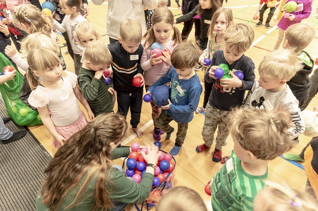 Børn samlet i en idrætssal og med små farverige bolde i hænderne. Foto: Frederikssund Kommune, Kenneth Jensen.