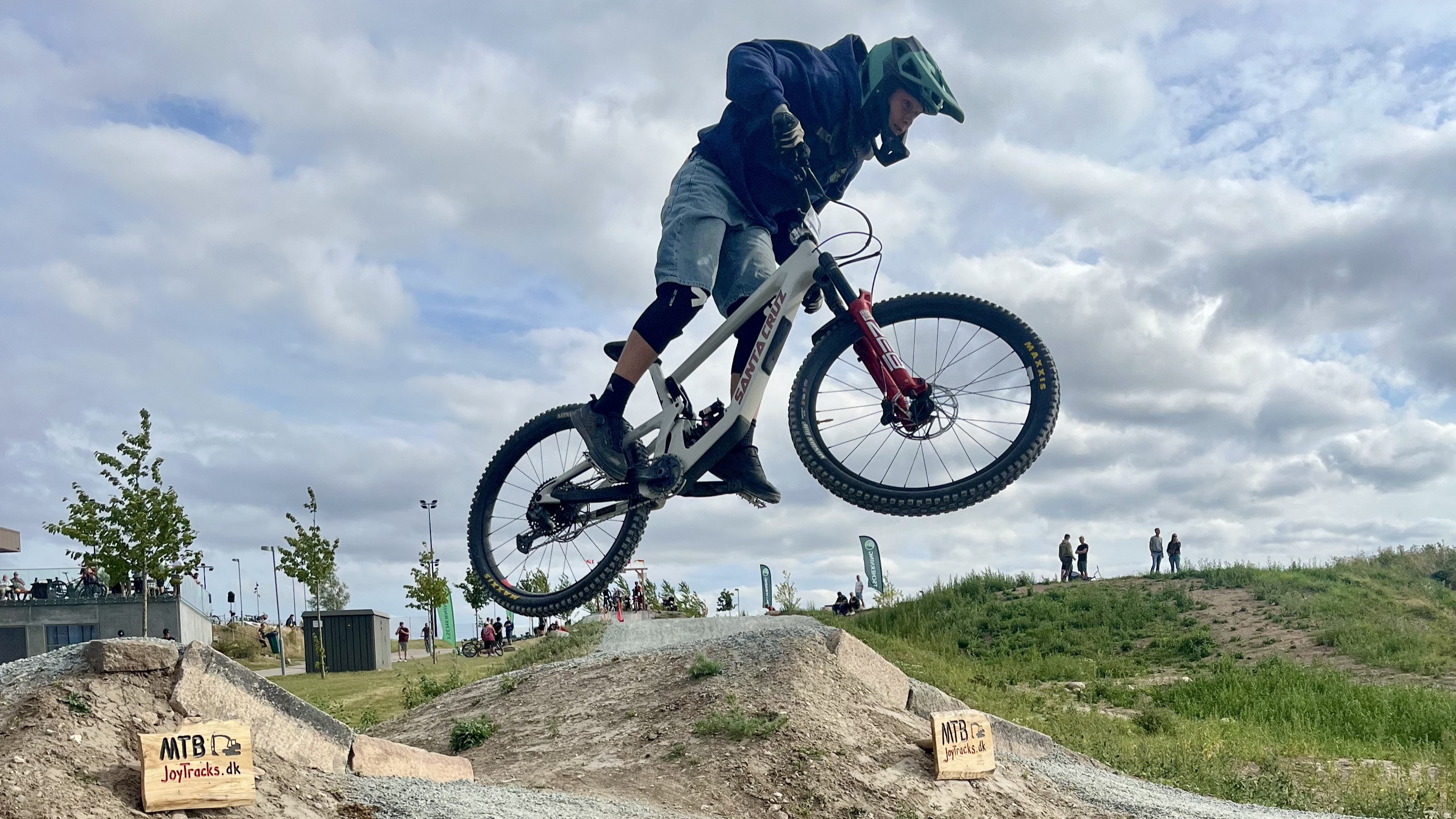 En flyvende MTB-kører