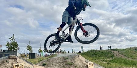 En flyvende MTB-kører