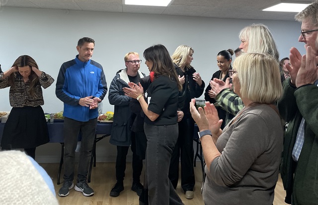 Mennesker klapper efter en tale ved åbningen af YoungMind. Foto: Frederikssund Kommune.