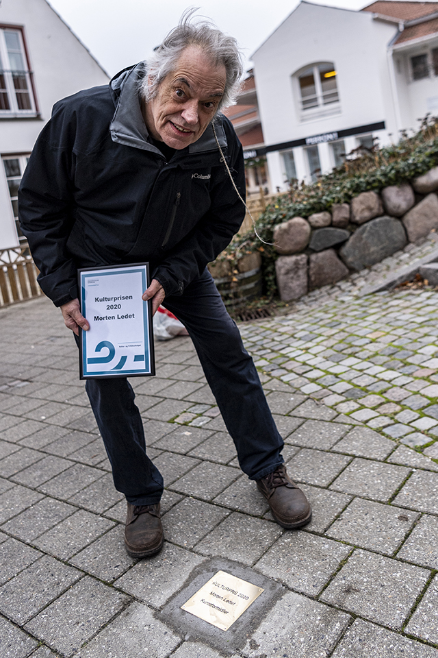 Morten Ledet med diplom og plakette. Foto: Kenneth Jensen, Frederikssund Kommune.