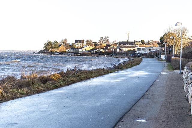 Vandet slår ind over Strandvej i Frederikssund. Foto: Kenneth Jensen, Frederikssund Kommune.