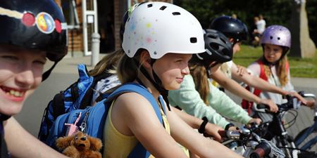 En række skolebørn på cykler. Foto: Cylistforbundet, Jens Hasse.