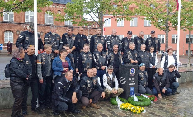 Efter det officielle arrangement var det fællesfotografering af de forsamlede veteraner ved det nye mindesmærke. Foto: Frederikssund Kommune.