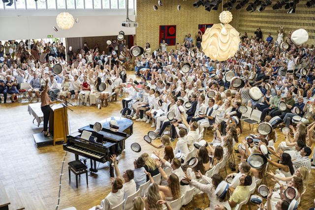 Forløsningens øjeblik: Det traditionelle huekast; her pa%u030A Frederikssund Gymnasium. Foto: Kenneth Jensen.