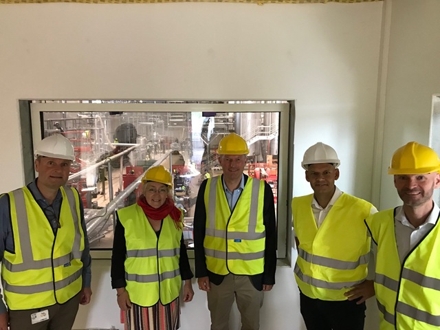 Fra venstre: Director manufacturing Jacob Thierry-Carstensen, borgmester Tina Tving Stauning, kommunaldirektør Torben Kjærgaard, vice president Kasper Herluf Østlund og senior project manager Martin Lundsholdt