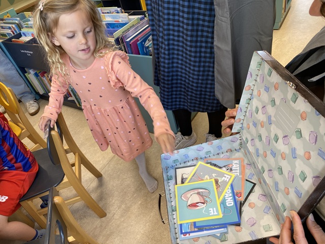 Rimordene bliver lagt tilbage i rimordskufferten, når rimene har fået deres partner igen. Foto: Frederikssund Kommune.