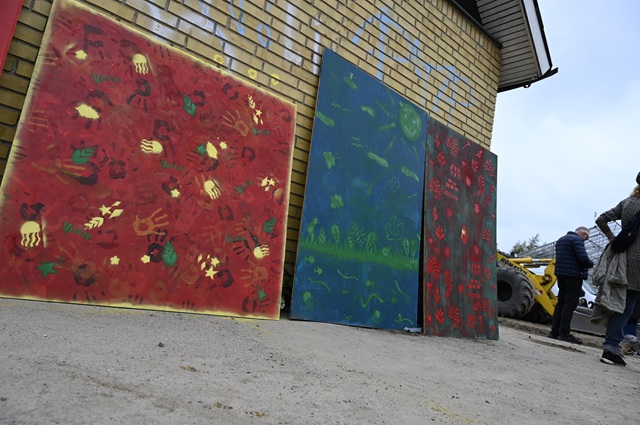 Store plader udsmykket af eleverne skal pryde bygningen midlertidigt. Foto: Frederikssund Kommune