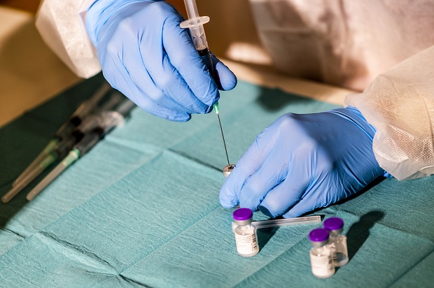 Vaccine gøres klar. Foto: Frederikssund Kommune, Kenneth Jensen.