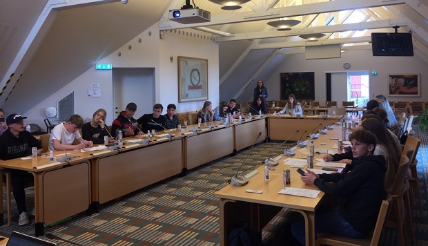Elever prøver at være lokalpolitiker for en dag i byrådssalen på Rådhuset i Frederikssund. Foto: Frederikssund Kommune.