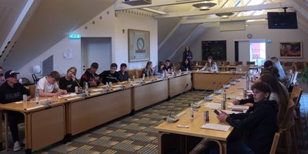 Elever prøver at være lokalpolitiker for en dag i byrådssalen på Rådhuset i Frederikssund. Foto: Frederikssund Kommune.