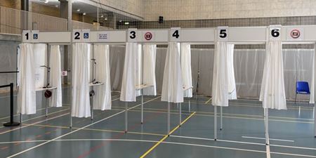 Stemmeboksene er klar til vælgerne på Ådalens Skole. Foto: Frederikssund Kommune.