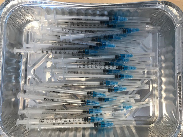 Mange vacciner ligger klar i en foliebakke. Foto: Frederikssund Kommune.