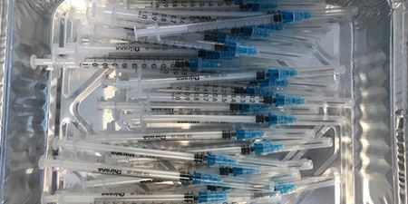 Mange vacciner ligger klar i en foliebakke. Foto: Frederikssund Kommune.