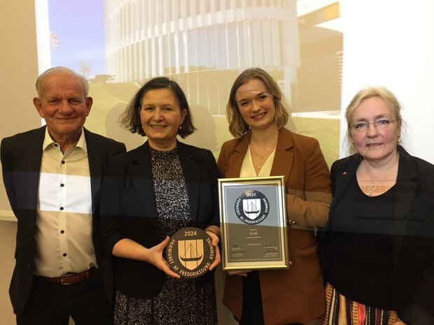 CO-RO vinder arkitekturprisen. Fra venstre: Hans Maar Andersen, Bygnings – og Landskabskultur i Frederikssund, Anne-Marie Navarro, EVP hos CO-RO Europe, Kim Watson, Marketing CO-RO Europe, borgmester Tina Tving Stauning (A). Foto: Frederikssund Kommune.