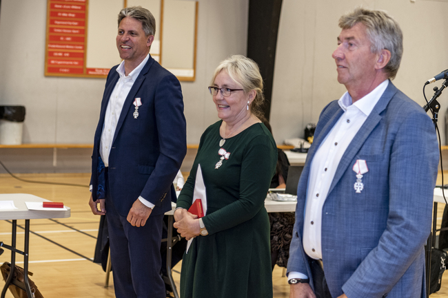 Fra venstre Morten Skovgaard, Tina Tving Stauning og John Schmidt Andersen iført ridderkors. Foto: Frederikssund Kommune, Kenneth Jensen.