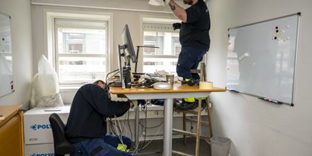 Medarbejdere fra Polygon i gang med at regngøre kontorer på Rådhuset. Foto: Kenneth Jensen.