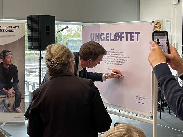 Ungeløftet underskrives. Foto: Frederikssund Kommune