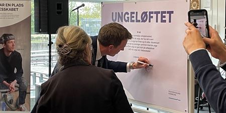 Minister Rasmus Stoklund underskriver Ungeløftet. Foto: Frederikssund Kommune