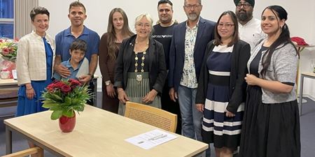Borgmester Tina Tving Stauning (A) med de otte nye danske statsborgere i kommunen. Foto: Frederikssund Kommune
