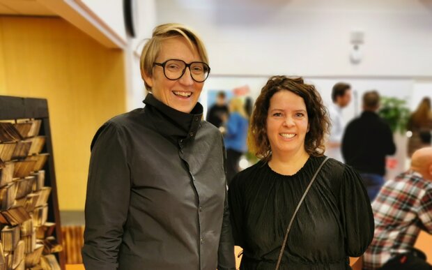 Konstitueret skoleleder Hanne Rask Pedersen (tv.) i selskab med formand for Skole, klub og SFO, Anna Poulsen (F). Foto: Frederikssund Kommune.